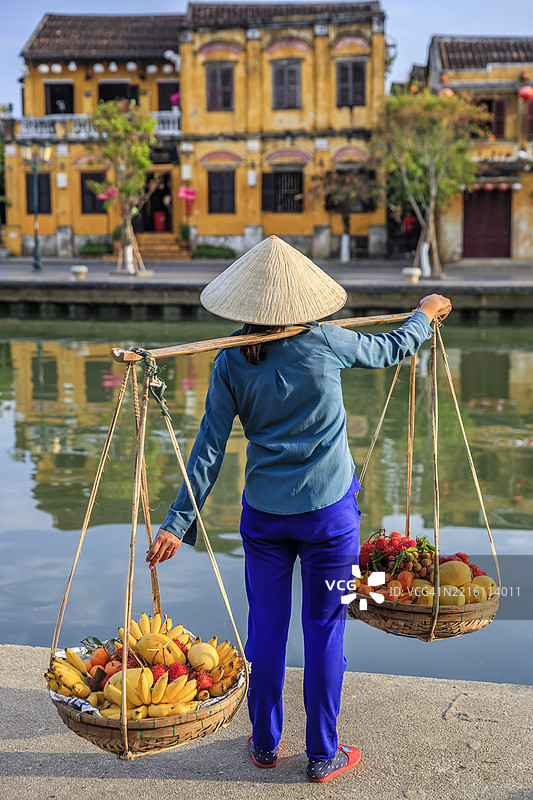 越南会安古城的越南女性在售卖热带水果图片素材