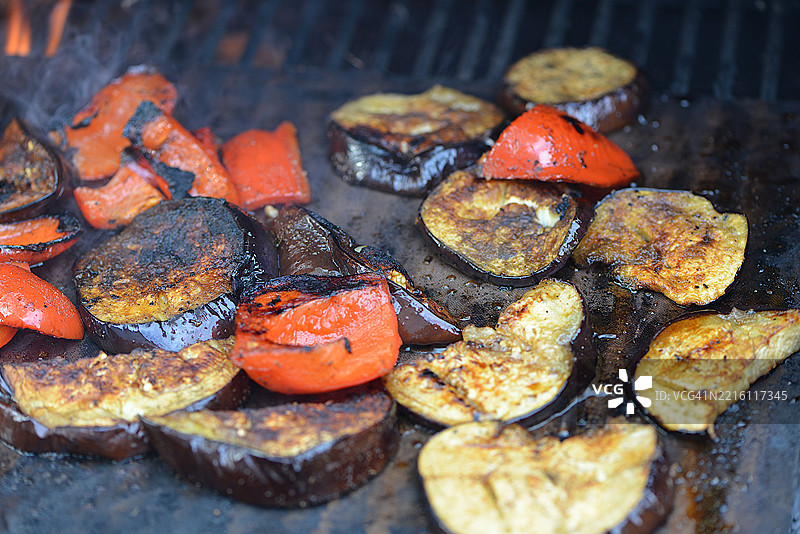 烧烤架上的茄子和甜椒图片素材