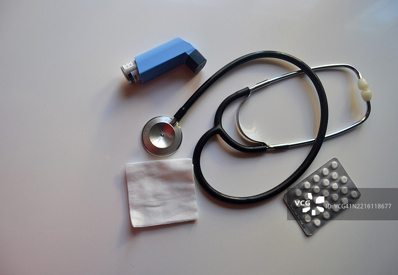 高角度视图的听诊器与药物在灰色背景上，西班牙图片素材