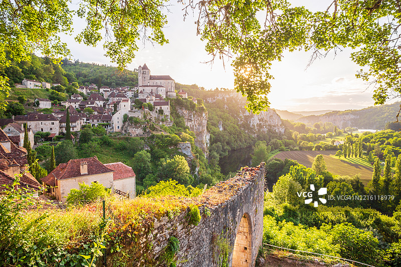 法国西南部的圣西尔克拉波皮古老的悬崖村庄，愉悦地被自然环绕。图片素材