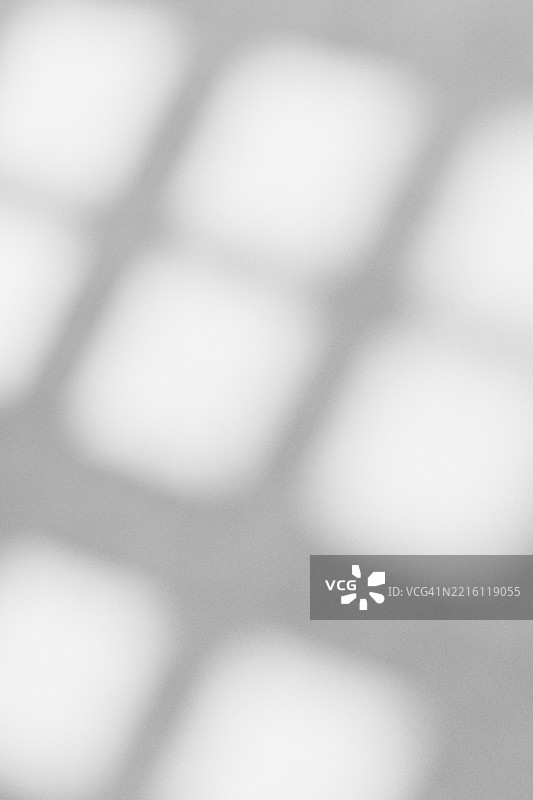 柔和的抽象单色白色和灰色垂直背景，带有模糊的窗户阴影。极简的空白空间，适合品牌推广、室内设计和生活方式视觉效果。留出文本位置。图片素材