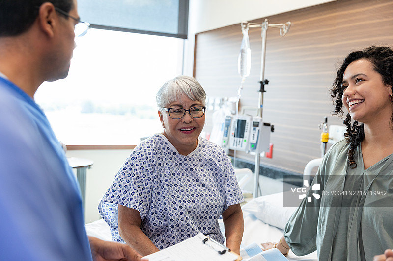 医院病人与家属讨论治疗方案图片素材