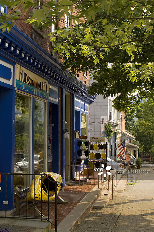 纽约冷泉镇主街沿线的零售商店。图片素材