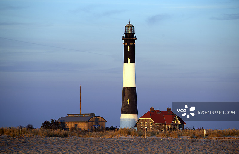 纽约长岛海滩的火岛国家海岸上的火岛灯塔及其周边建筑。图片素材