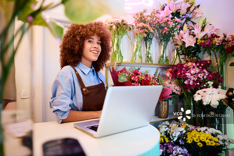 花店的花艺师在管理在线订单图片素材
