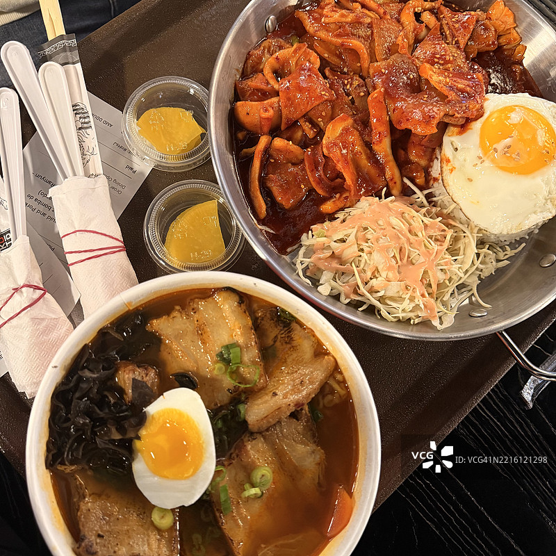 韩国拉面和辣鱿鱼饭，东拉瑟福德，新泽西州，美国图片素材