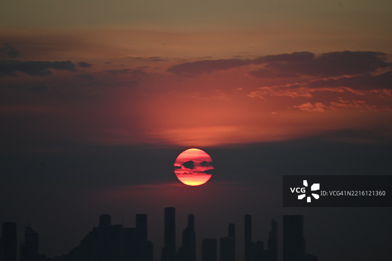 墨尔本，维多利亚州，澳大利亚的日落时分建筑物剪影与天空相映。图片素材