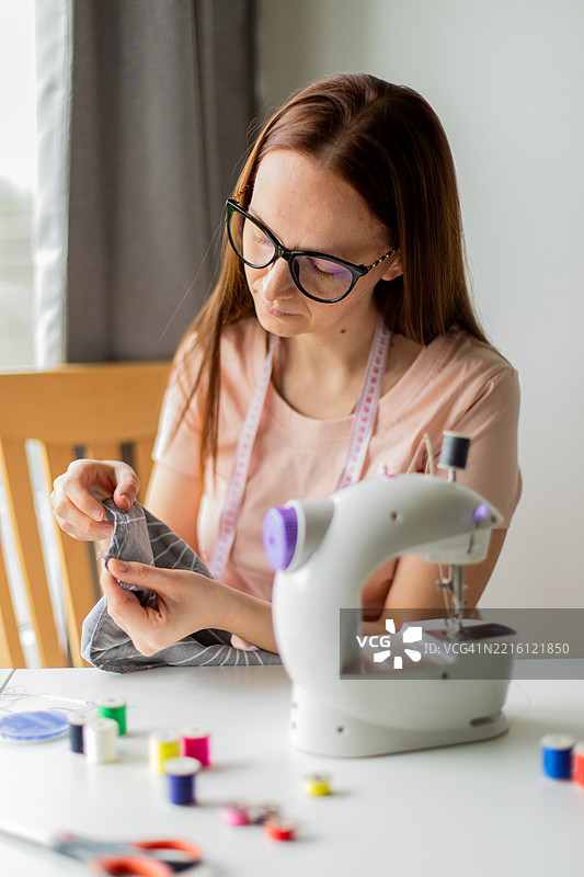 在家工作的女孩图片素材