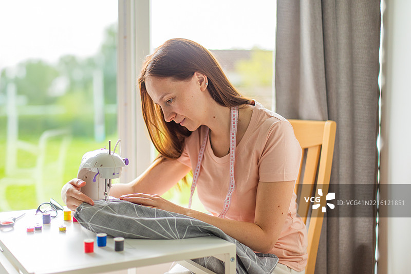 在家工作的女性图片素材