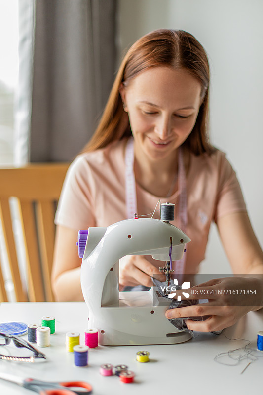 女性在使用缝纫机图片素材
