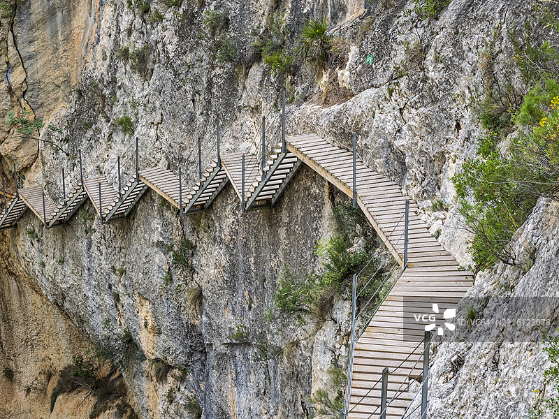 冒险旅游，嵌入高海拔峡谷岩壁中的木栈道，Relleu人行天桥。图片素材