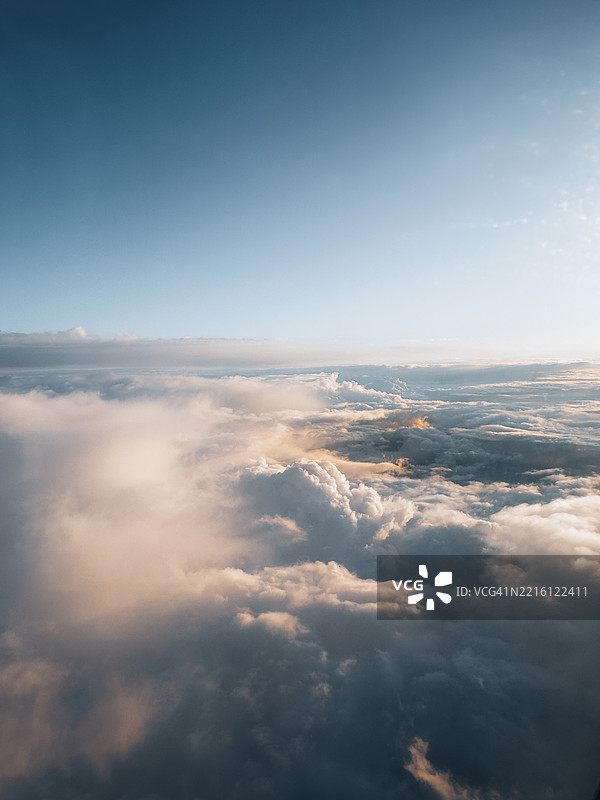 克罗地亚斯普利特天空下的云海鸟瞰图图片素材