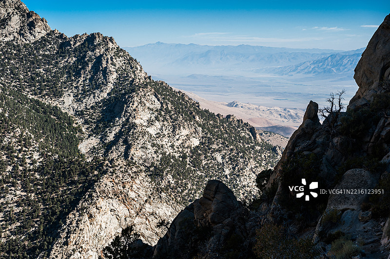 加利福尼亚州因约县的天空与山脉的美丽景色图片素材