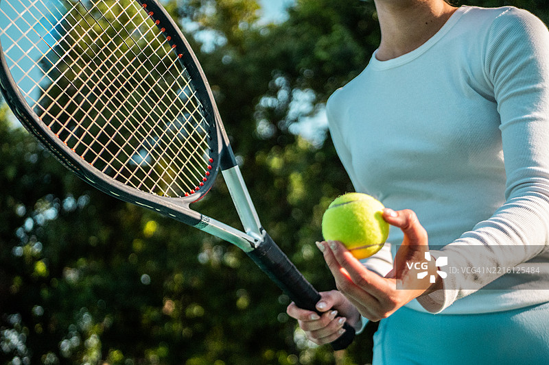 女子打网球的特写镜头图片素材