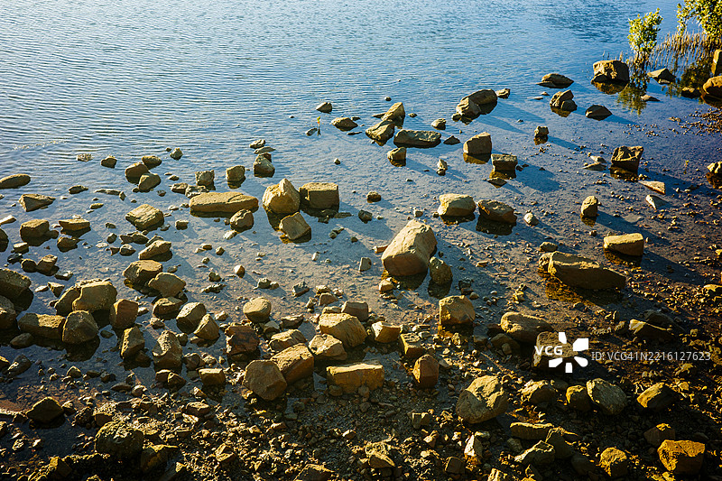 海滩边浅水中的岩石图片素材