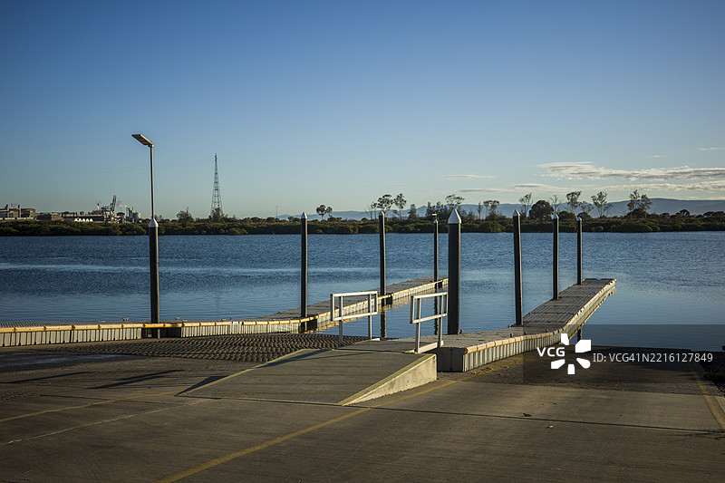河边或湖边的船只装载坡道码头图片素材