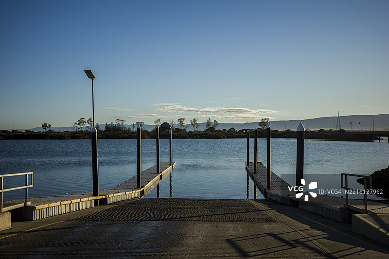 河边或湖边的船只装载坡道图片素材