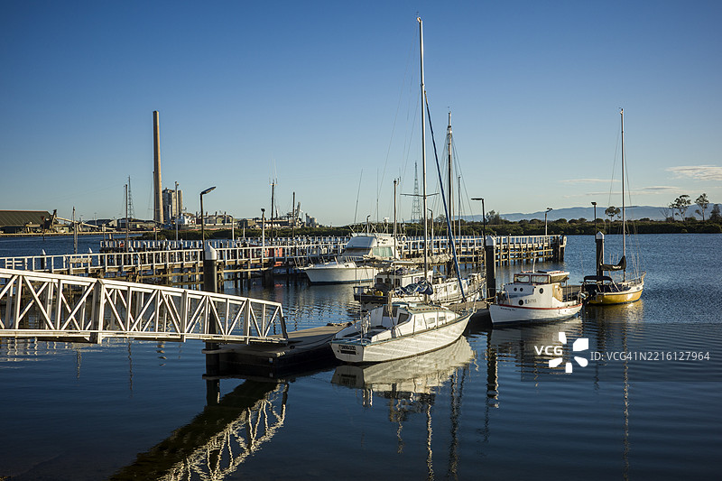 阳光明媚的美好一天，澳大利亚皮里港的码头和船只图片素材