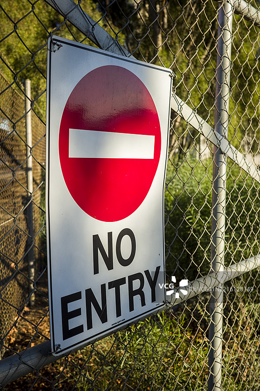 围栏上的禁止入内标志图片素材