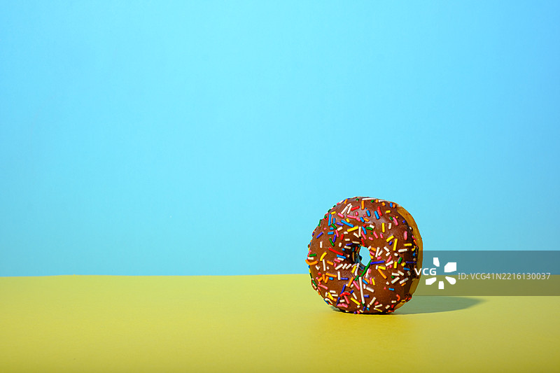 巧克力甜甜圈图片素材