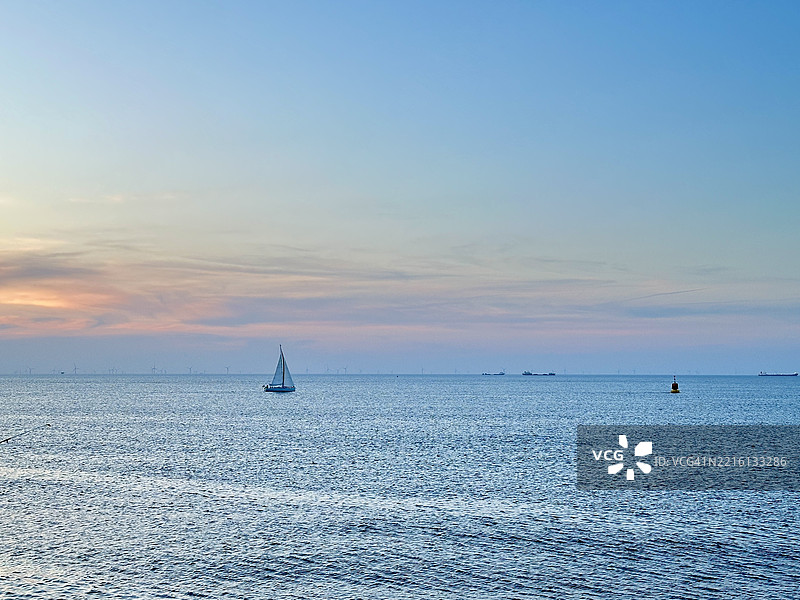 海景与天空在日落时分的美丽景色，海牙，南荷兰，荷兰图片素材