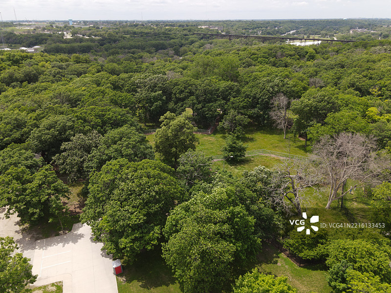 美国爱荷华州田野上生长的树木鸟瞰图图片素材