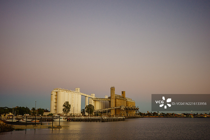 南澳大利亚的皮里港工业小镇，日出时分的粉色天空。图片素材