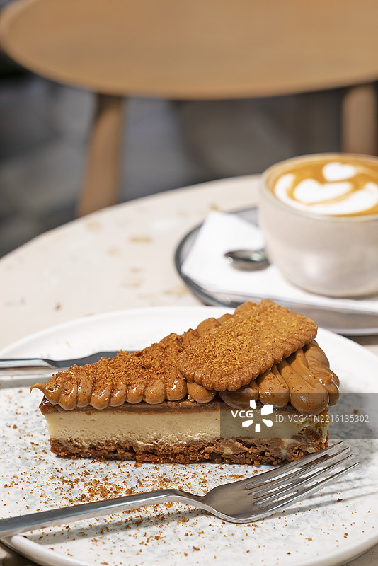 桌上摆放着奶酪蛋糕和咖啡图片素材