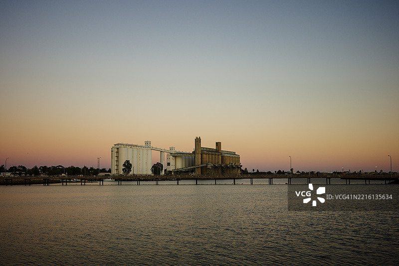 南澳大利亚皮里港工业小镇，日出时分的粉色天空。图片素材