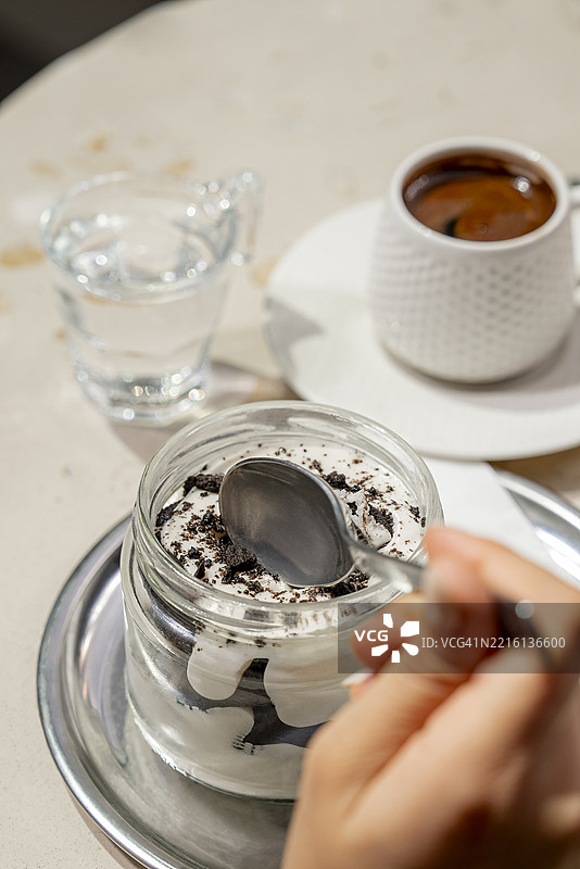 女人手持一勺甜点图片素材