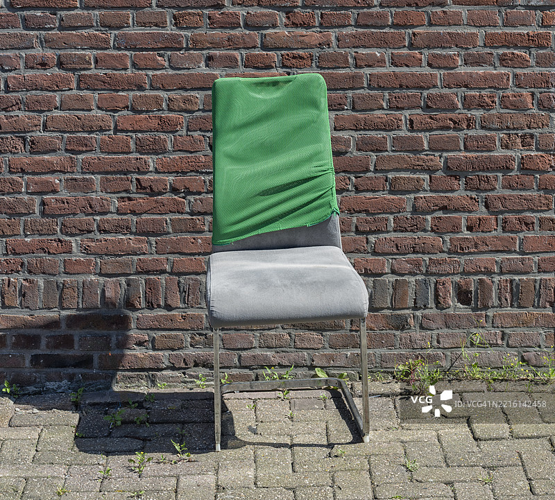 带有灰色座椅和绿色网布靠背的椅子图片素材