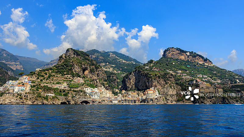 阿马尔菲、阿特拉尼和拉维罗在阿马尔菲海岸上图片素材