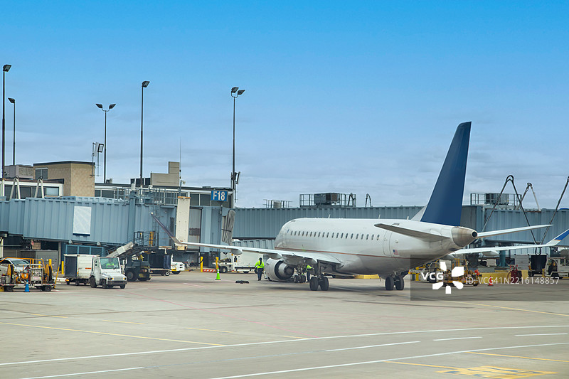 机场航站楼的客机图片素材