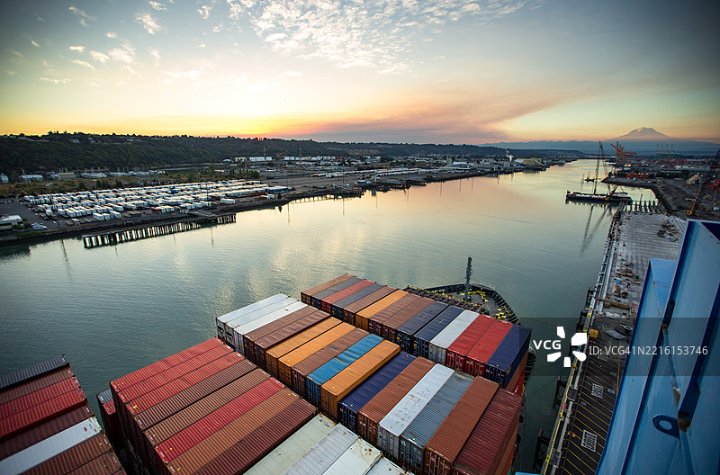 华盛顿州塔科马的布莱尔水道和货船的高角度静态图图片素材