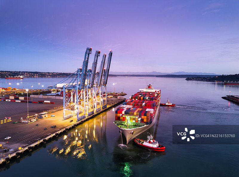 黄昏时分，塔科马港集装箱码头停靠的货船鸟瞰图图片素材