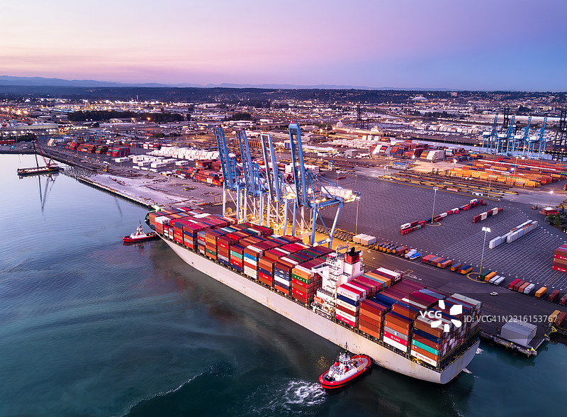 黄昏时分，塔科马港集装箱码头停靠的货船鸟瞰图图片素材