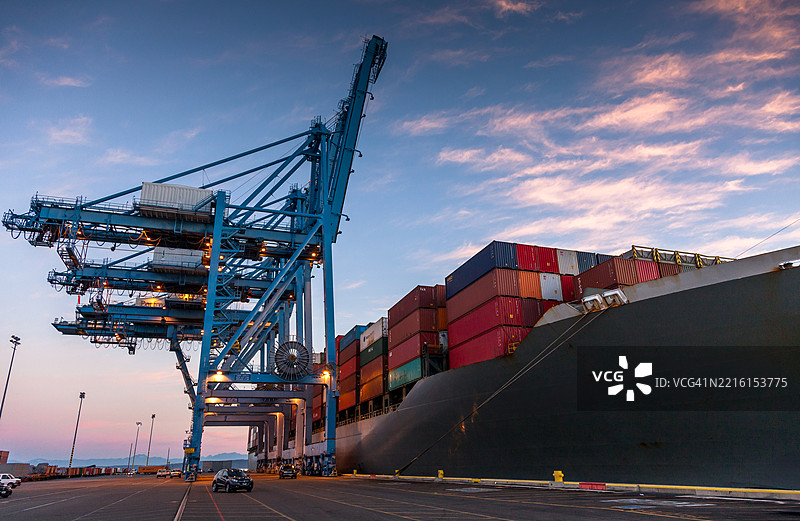 华盛顿塔科马日出时停靠在集装箱码头的大型货船静态图像图片素材