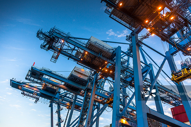 华盛顿塔科马集装箱码头的龙门起重机在清晨图片素材