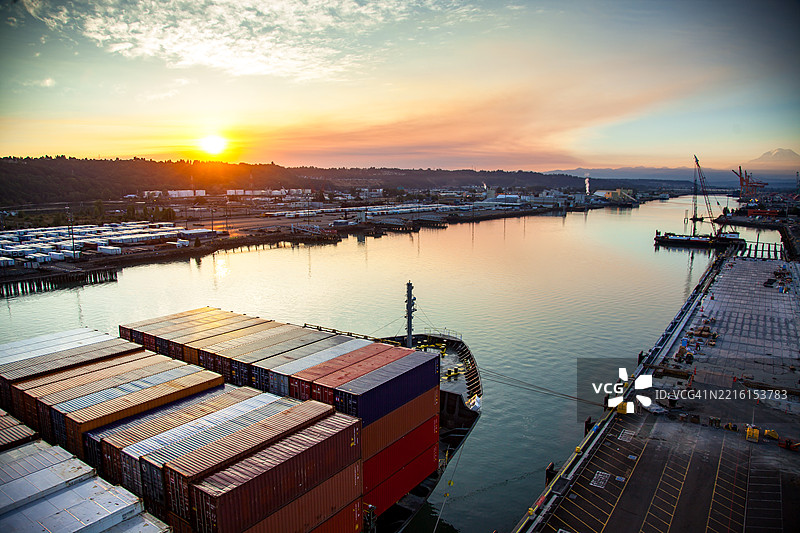 华盛顿州塔科马日出时的布莱尔水道和码头的鸟瞰图图片素材