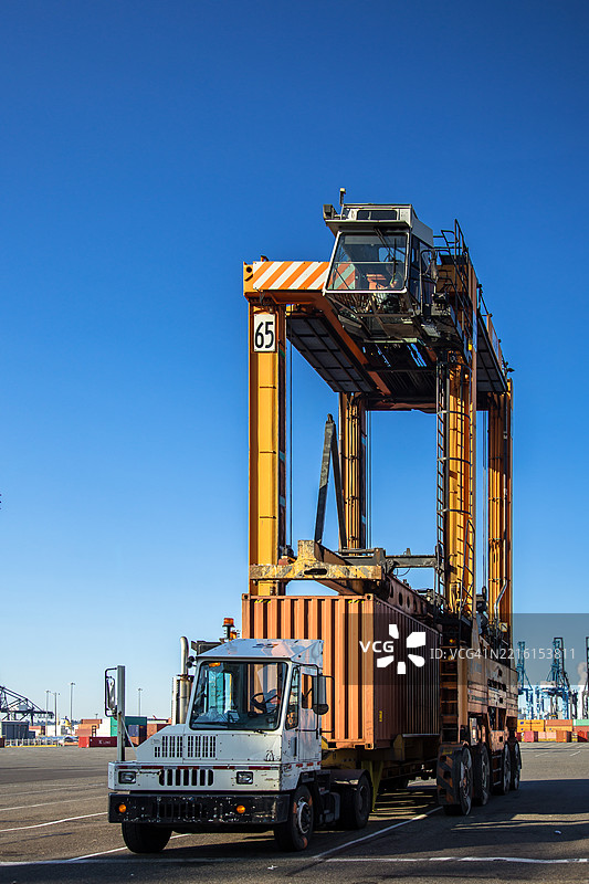 塔科马，华盛顿州的集装箱码头上，晴天的跨叉车和货车图片素材
