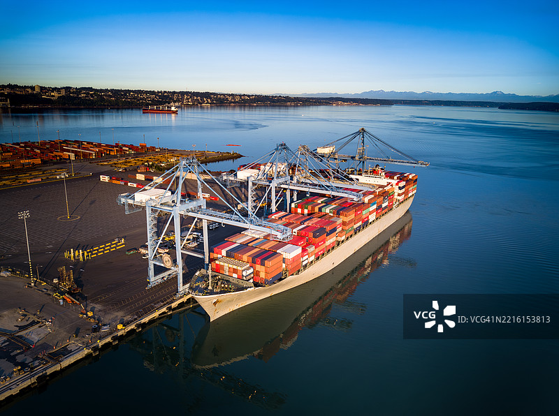 塔科马，华盛顿州晴朗的日子里，货船上堆满了集装箱的无人机视角图片素材