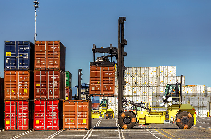 塔科马港的集装箱和顶置搬运机静态照片图片素材