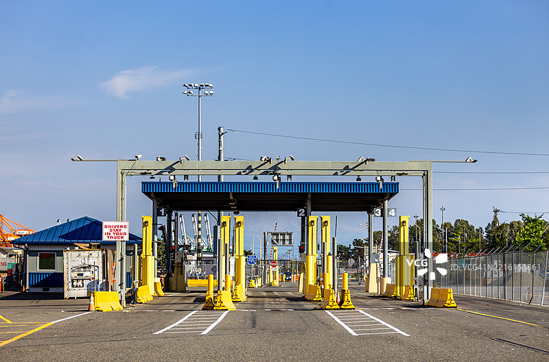 华盛顿塔科马集装箱码头货车入口的广角镜头，阳光明媚的日子图片素材