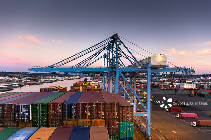 华盛顿塔科马港口集装箱码头的黄昏航拍图图片素材