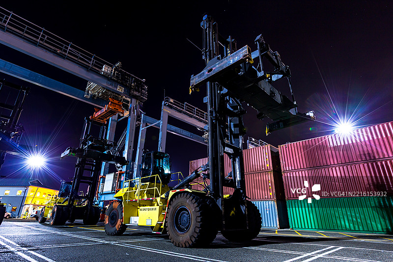 华盛顿州塔科马清晰夜空下的集装箱旁的顶级搬运工图片素材