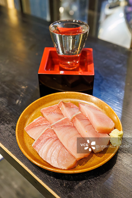 冬季肥美的黄尾鱼刺身。富山立山的清酒。图片素材