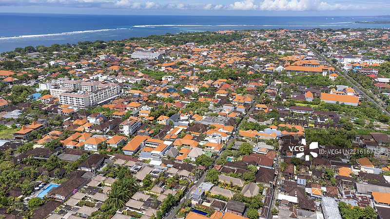 从空中俯瞰印度尼西亚巴厘岛的沙努尔海景图片素材