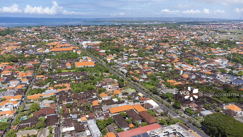 从空中俯瞰印度尼西亚巴厘岛的沙努尔海景图片素材