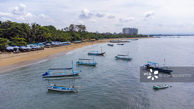 巴厘岛圣诺尔海滩的船只和海滩的鸟瞰图图片素材