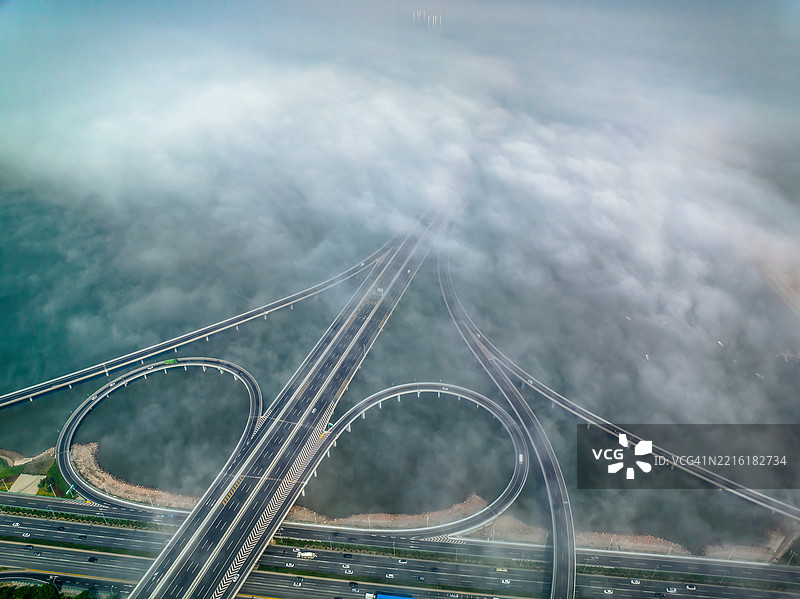 青岛胶州湾大桥的雾中无人机航拍视角图片素材